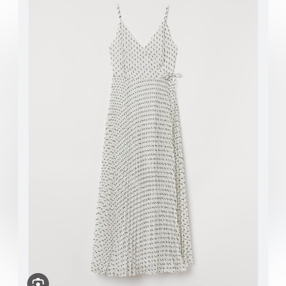 Pleated wrap around maxi dress by H&M 2019 collection by blogger - Picture 10 of 10